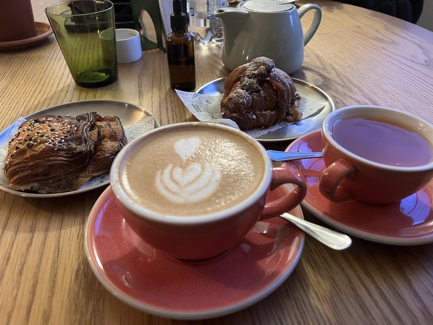 Medialuna Valpo: appetizing breakfast food and coffee