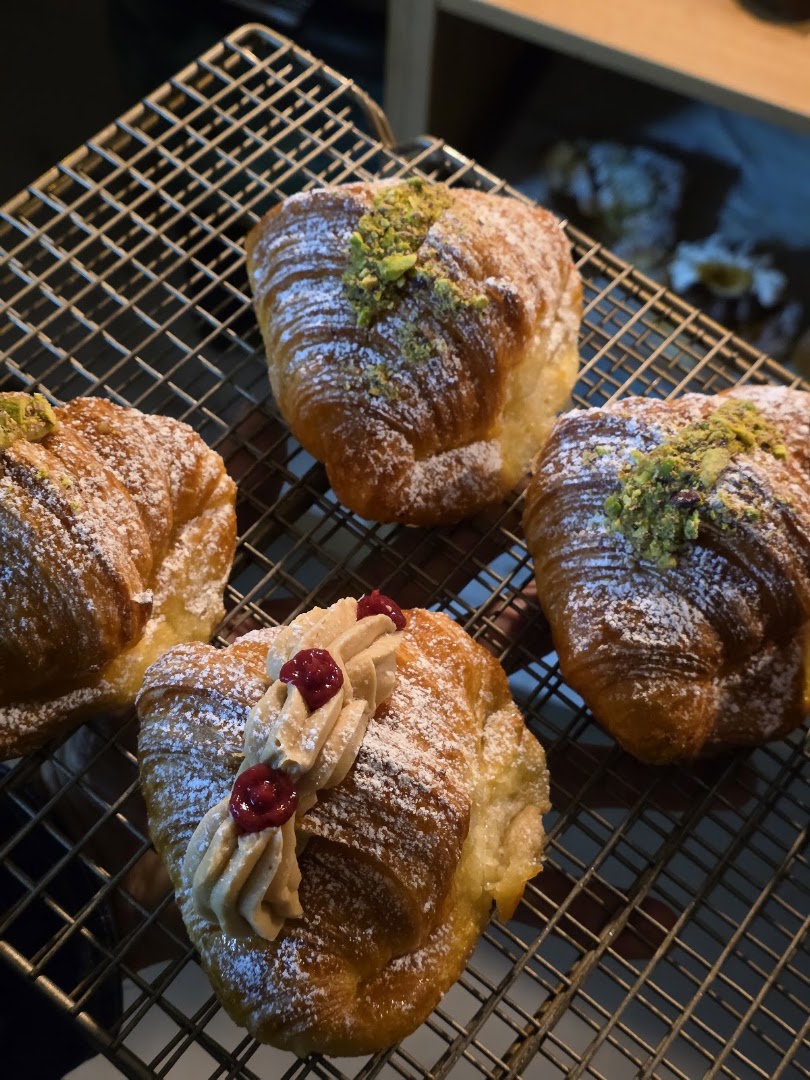 Medialuna Valpo: appetizing photo of fresh pastries