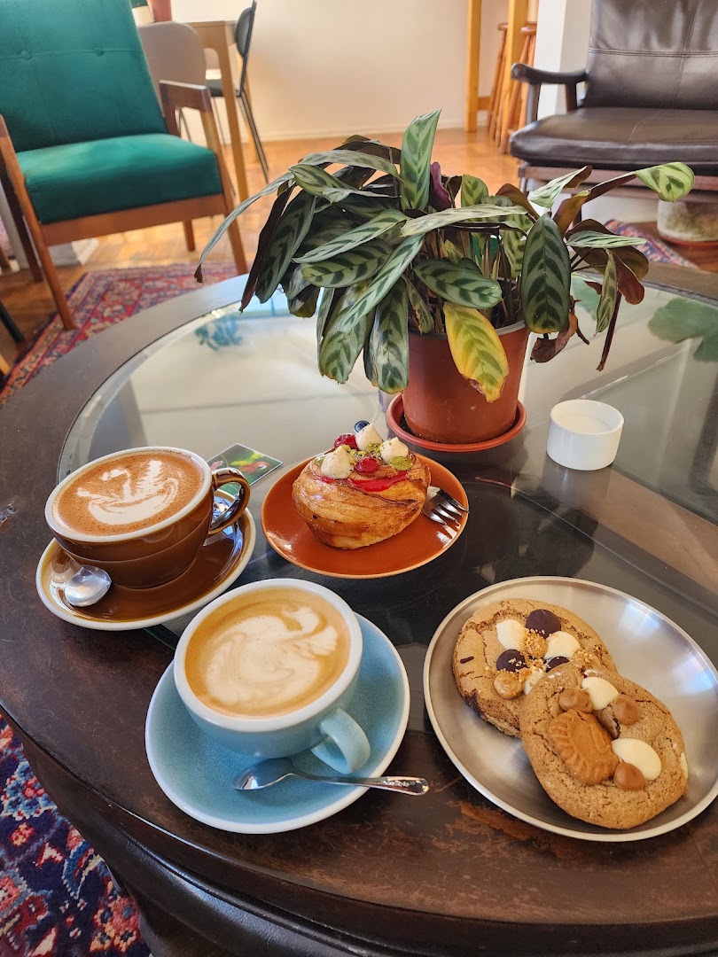 Medialuna Valpo: appetizing food and coffee display