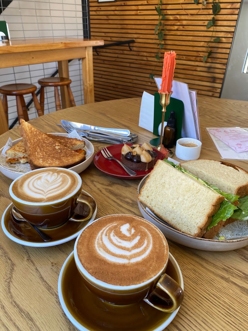 Medialuna Valpo: appetizing food and coffee display