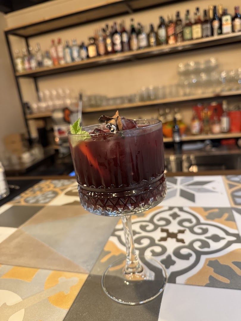 Chetukiñam: appetizing cocktail in restaurant setting
