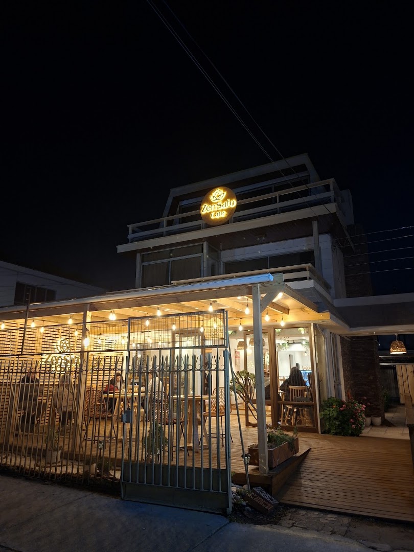 Zensato Café: attractive night shot of venue