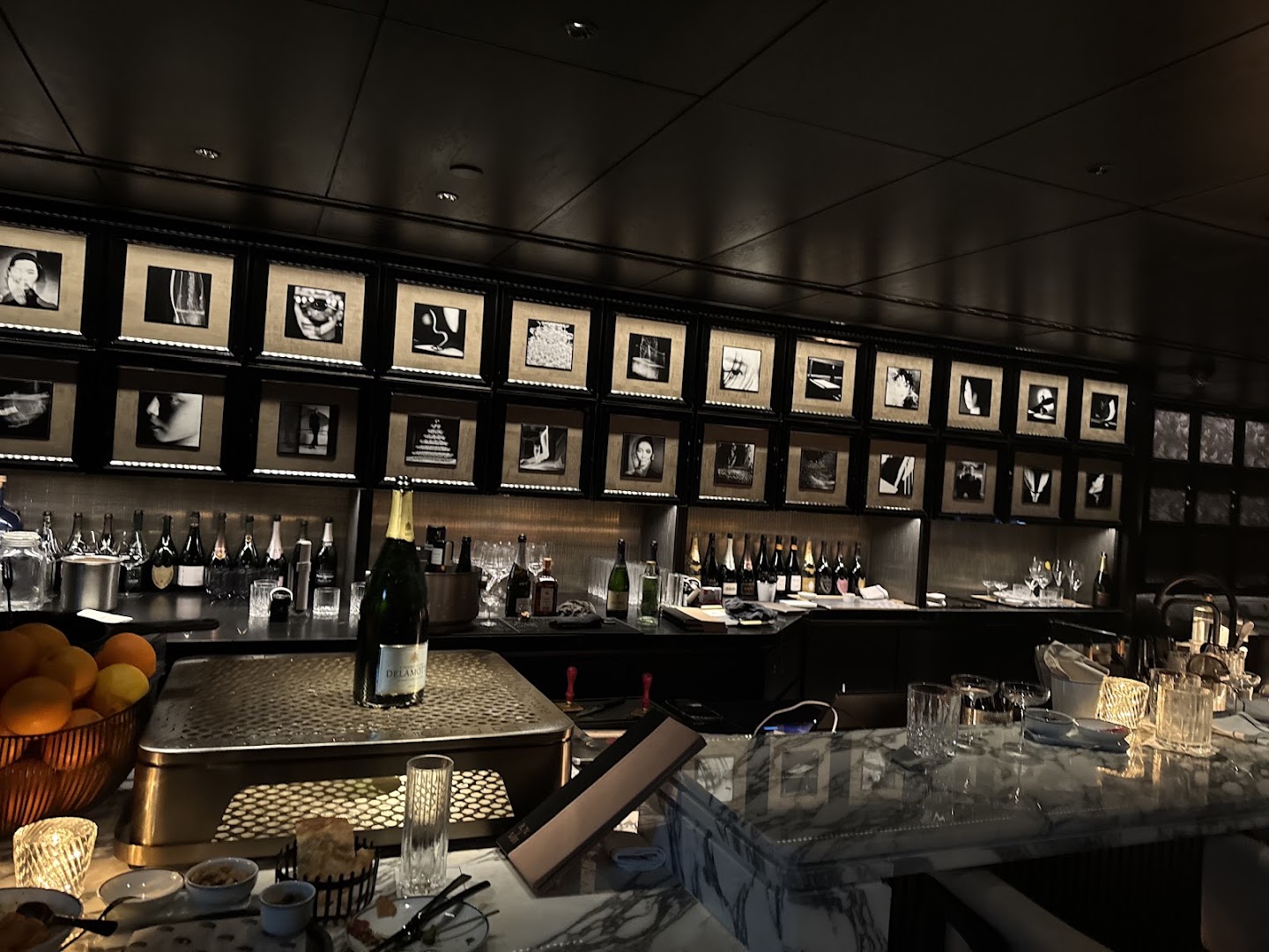 Blanc de Noirs: high quality atmospheric bar interior
