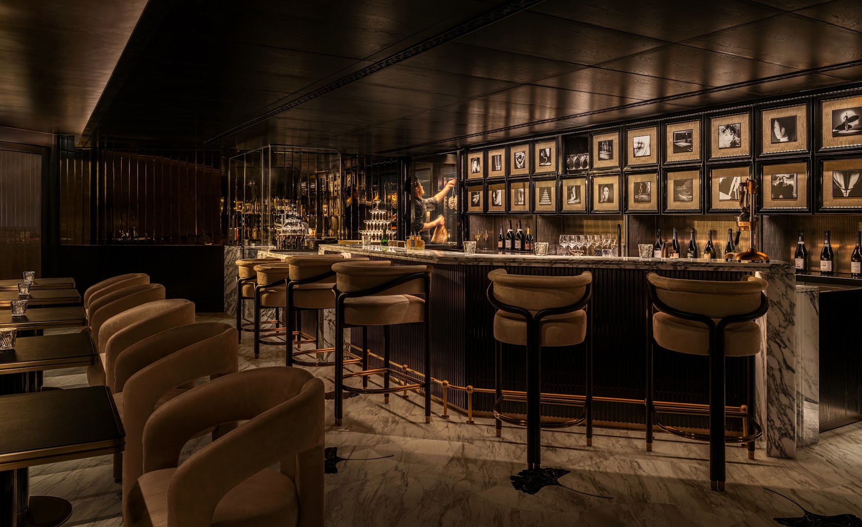 Blanc de Noirs: professional interior shot of bar