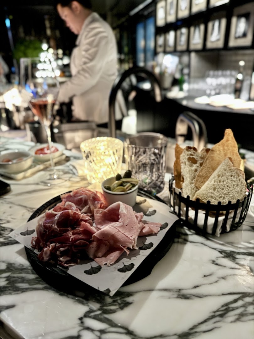 Blanc de Noirs: appetizing food and bar atmosphere