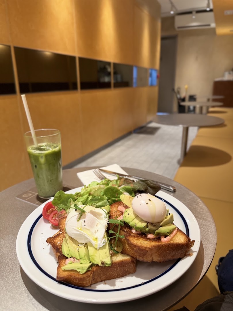 Brentwood Coffee Roaster: appetizing food and clear interior