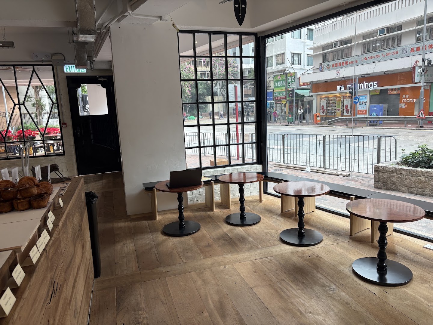 Mason Pocket: clear, inviting interior atmosphere