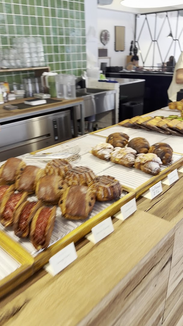 Mason Pocket: appetizing display of fresh pastries