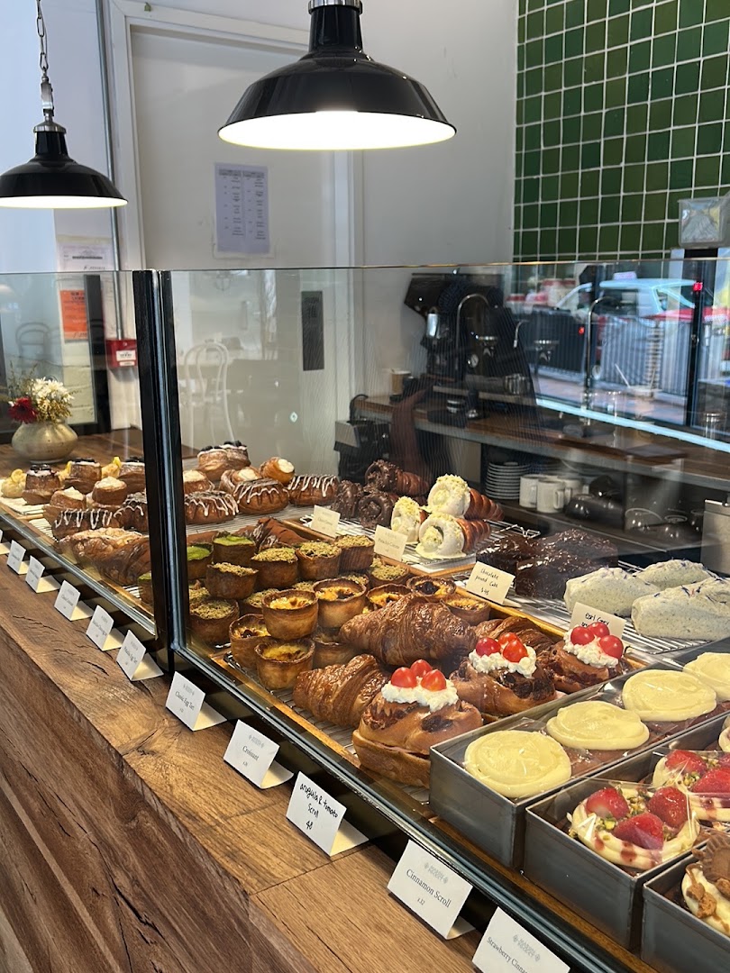 Mason Pocket: appetizing display of fresh pastries