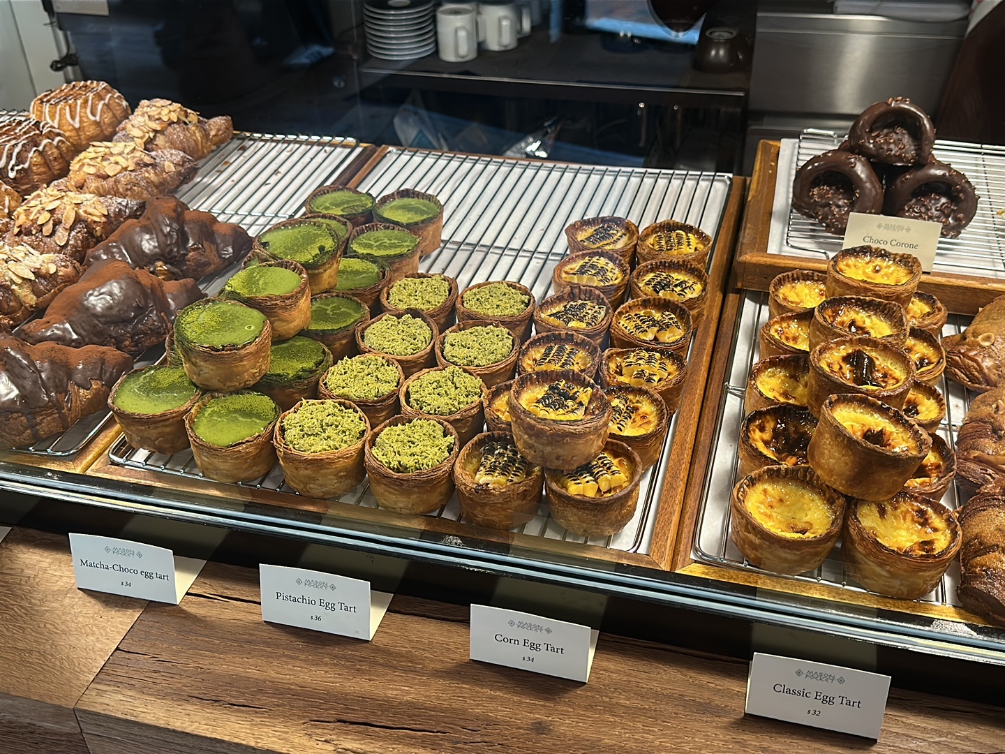Mason Pocket: appetizing display of fresh pastries