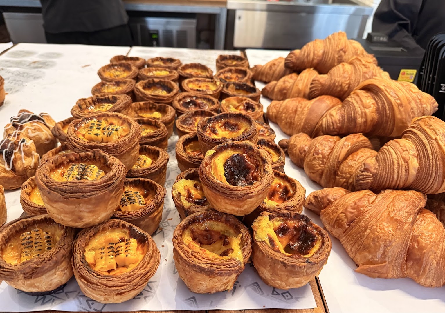 Mason Pocket: appetizing display of fresh pastries