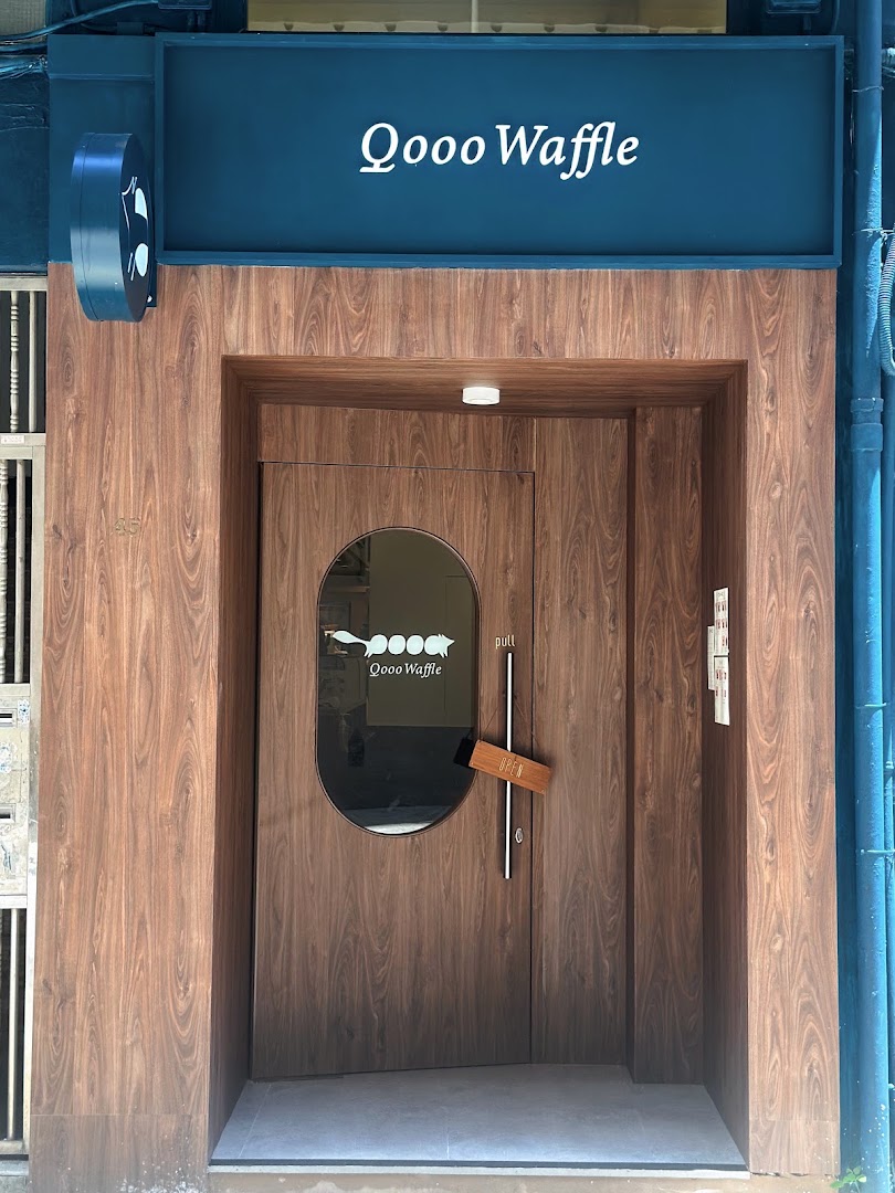 OOOO Waffle: clear photo of storefront entrance
