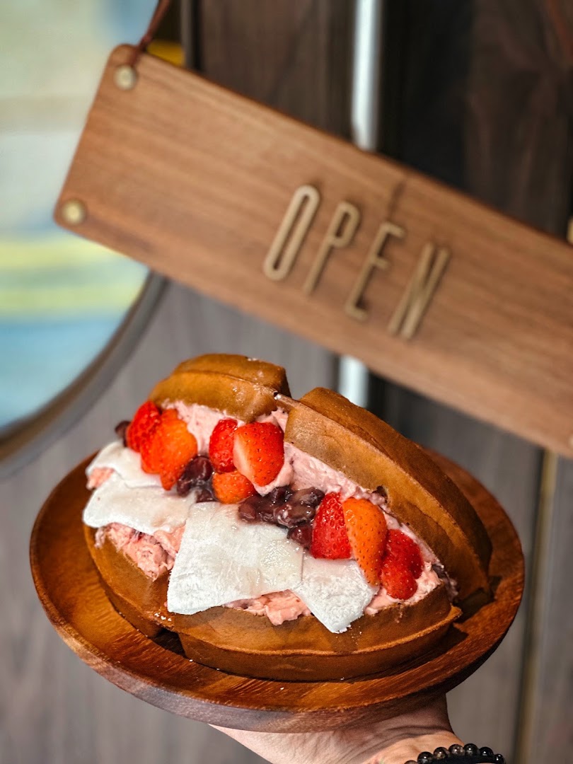 OOOO Waffle: appetizing food photo with branding