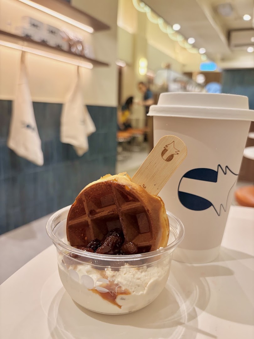 OOOO Waffle: appetizing food and brand presentation