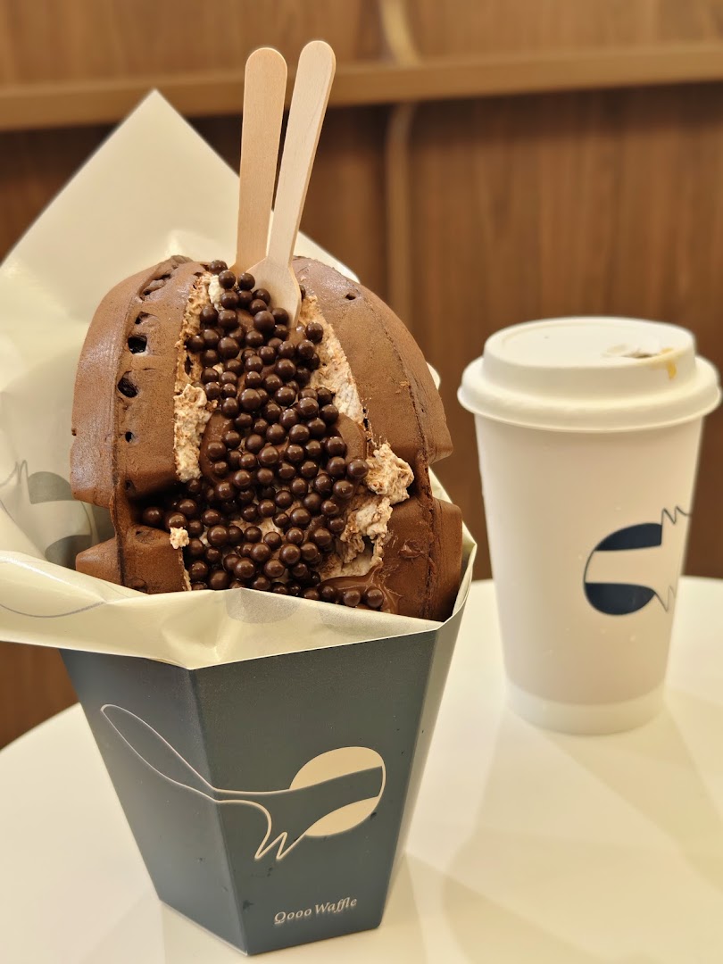 OOOO Waffle: appetizing, high-quality food photo