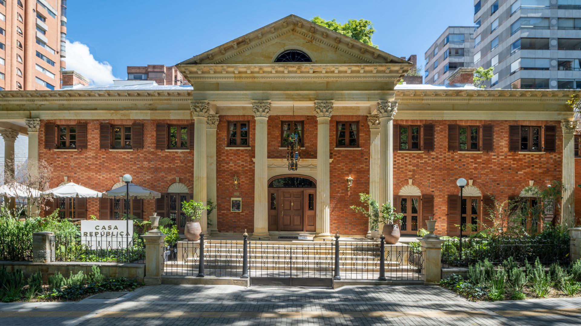 Adriano en Casa República: professional exterior shot of venue