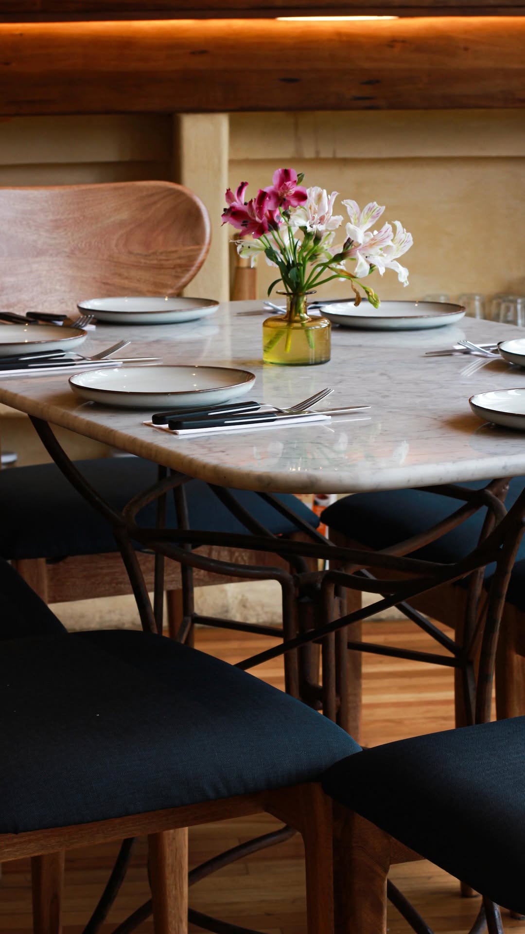 Botiquín: inviting and professional restaurant atmosphere