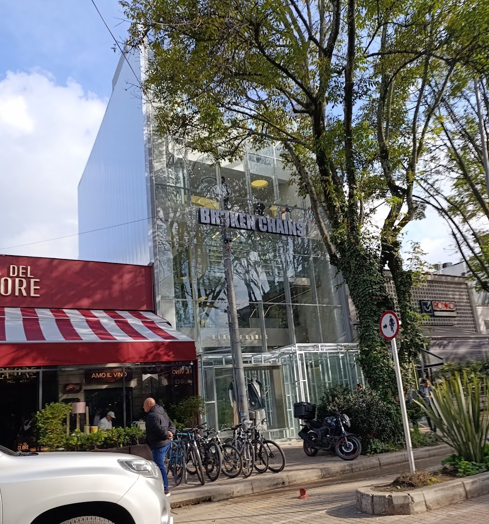 Broken Chains Bogotá Flagship: clear storefront photo showing branding