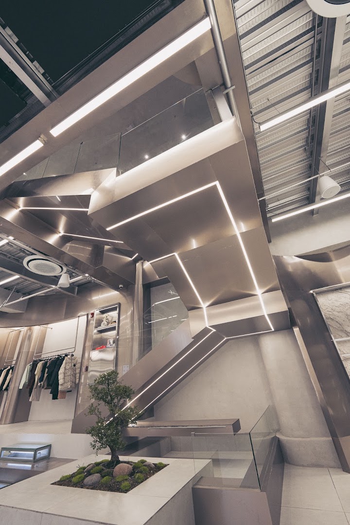 Broken Chains Bogotá Flagship: high quality interior shop design
