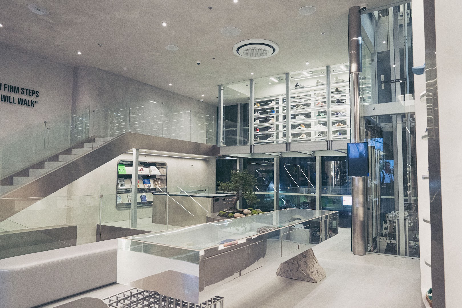 Broken Chains Bogotá Flagship: professional interior shop display photo