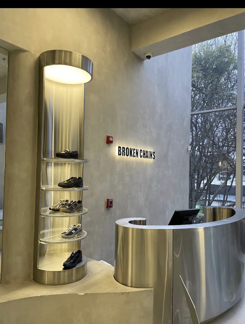 Broken Chains Bogotá Flagship: professional interior shop display photo