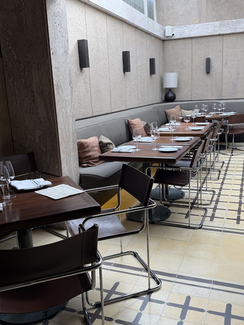 Café del Este: clear, inviting restaurant interior shot