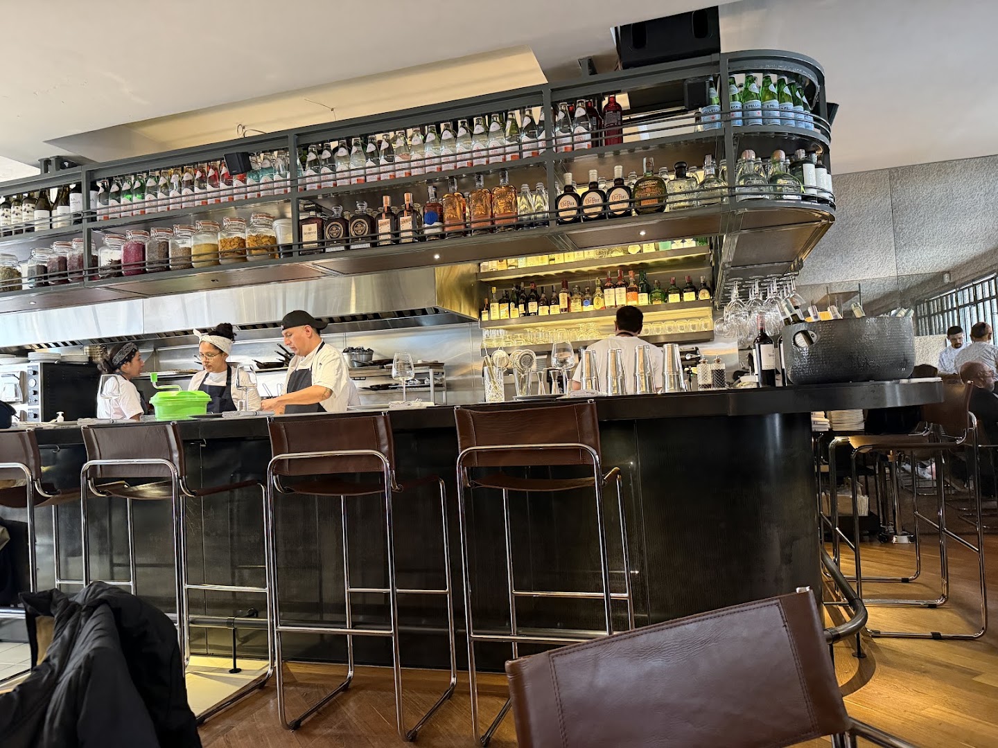 Café del Este: clear shot of restaurant interior