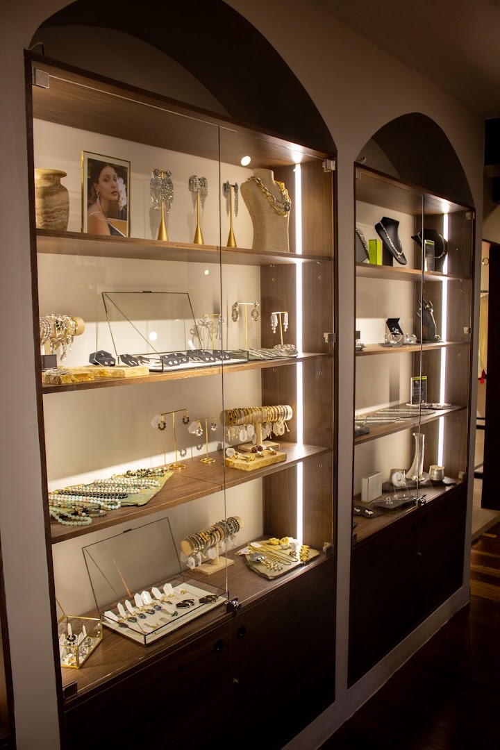 Casa 79: clear display of shop products