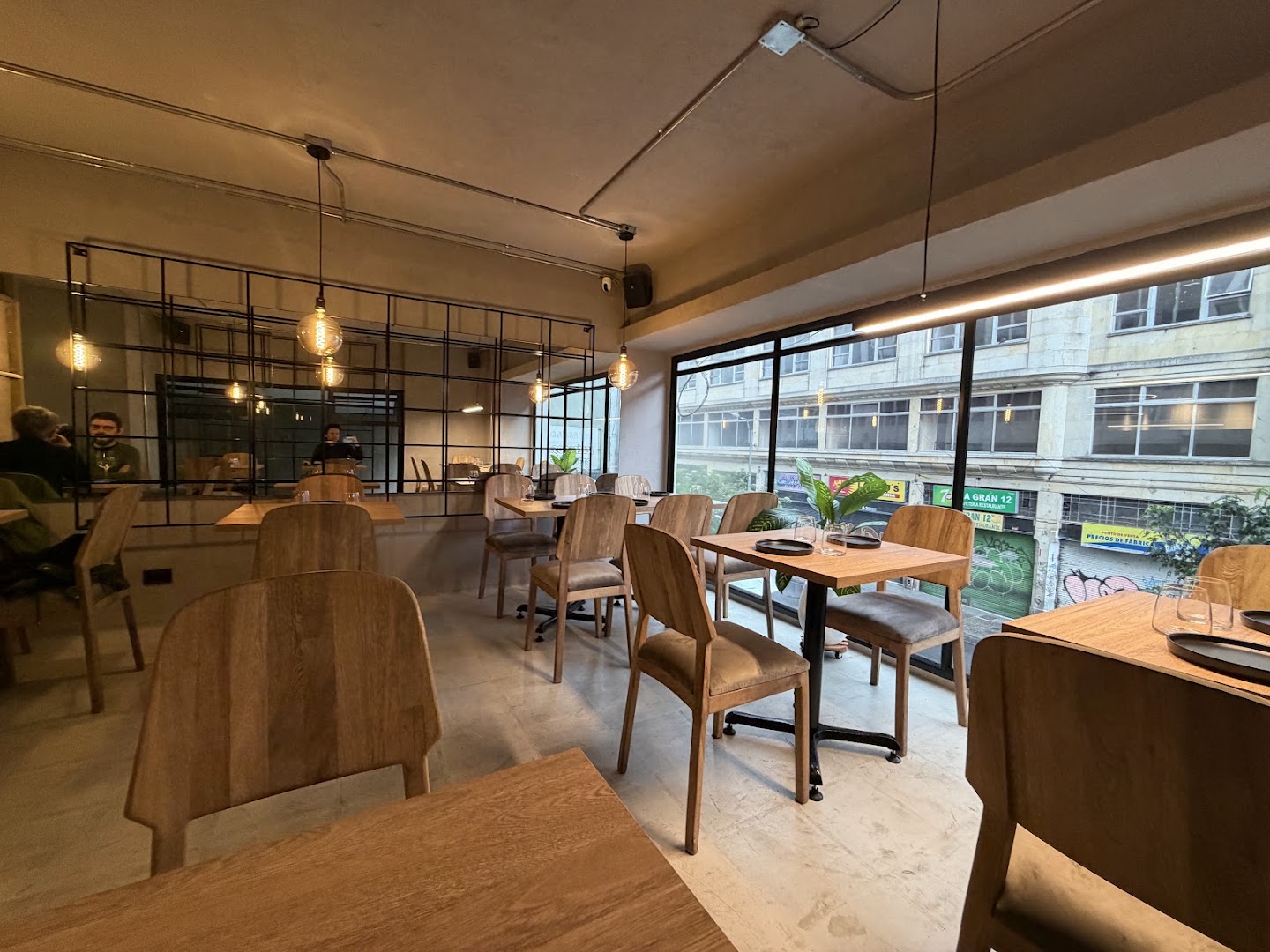 Donceles: clear, inviting restaurant interior shot