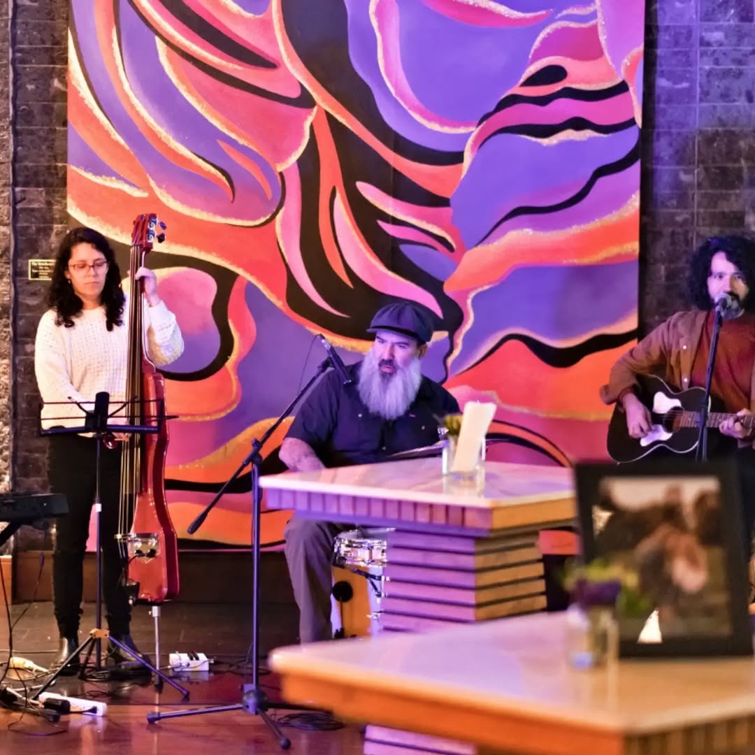 Factory Steak & Lobster: live music atmosphere well