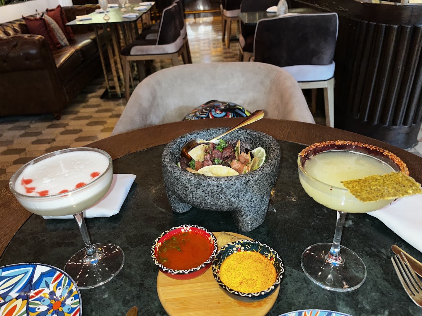 Gallo Colorado: appetizing food and drink presentation
