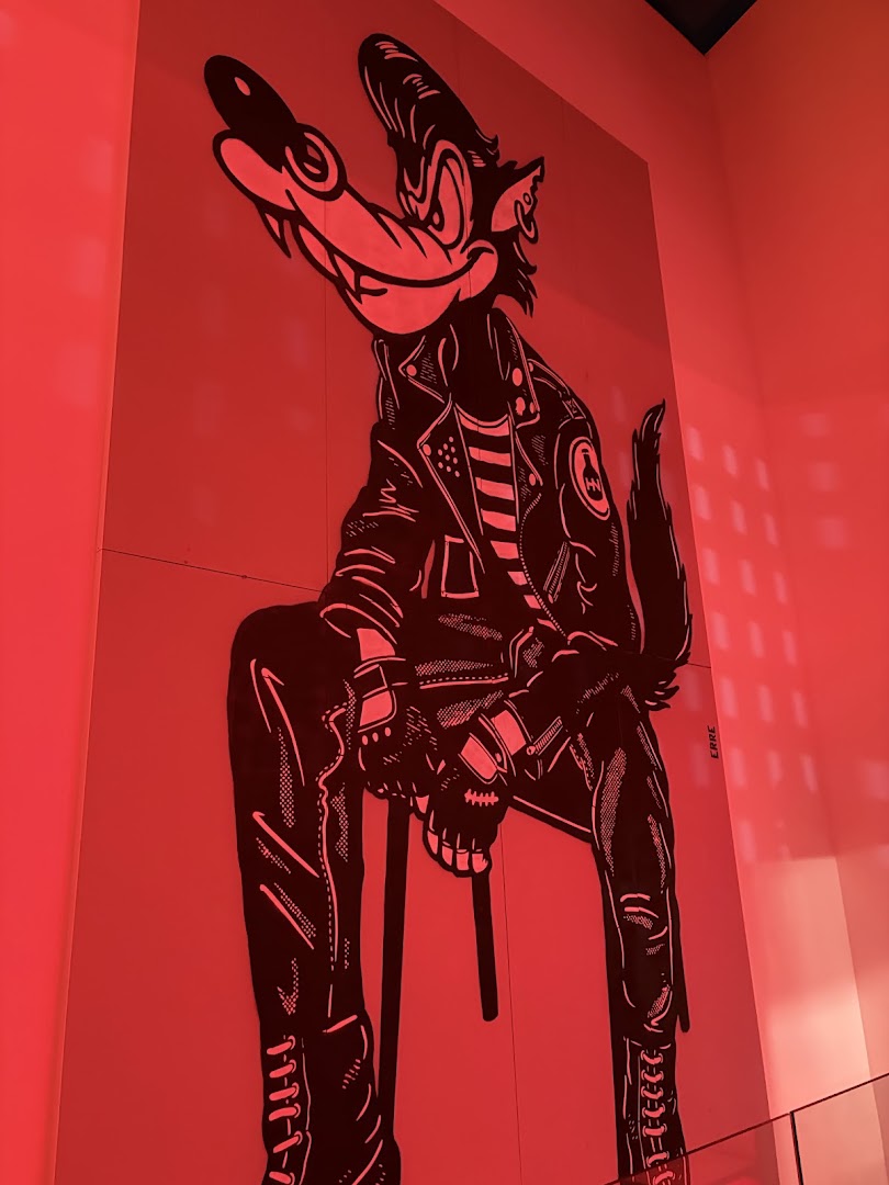 Lobo Negro: distinctive interior mural art