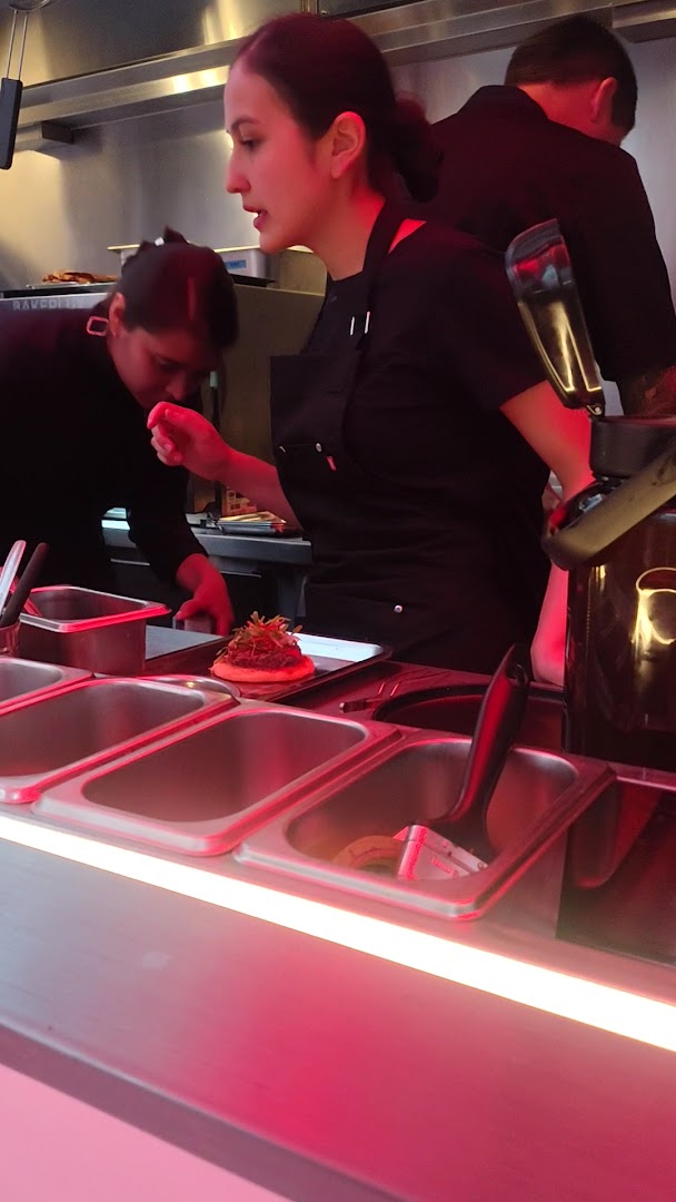 Lobo Negro: professional kitchen staff preparing food