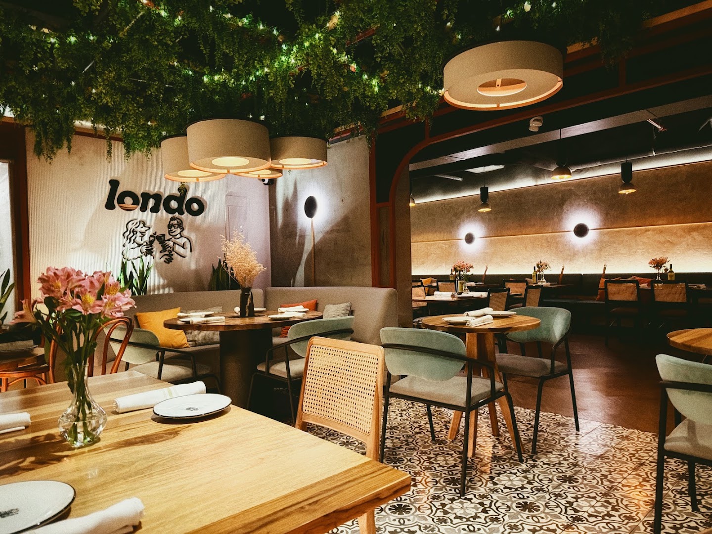 LONDO Café Bistro: attractive, professional interior shot