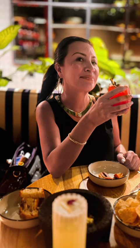 LONDO Café Bistro: happy customer enjoying food