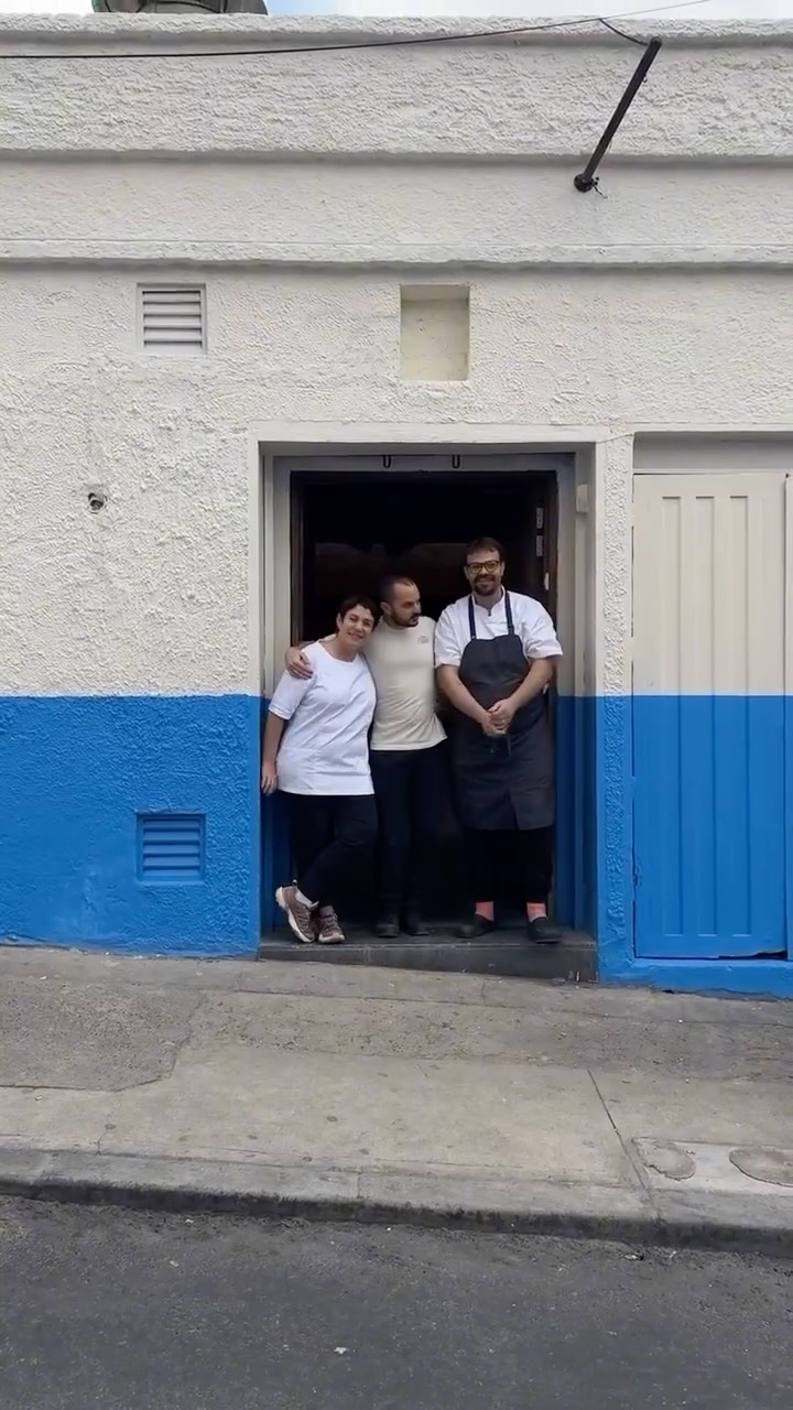Naan Chapinero: professional team photo at entrance