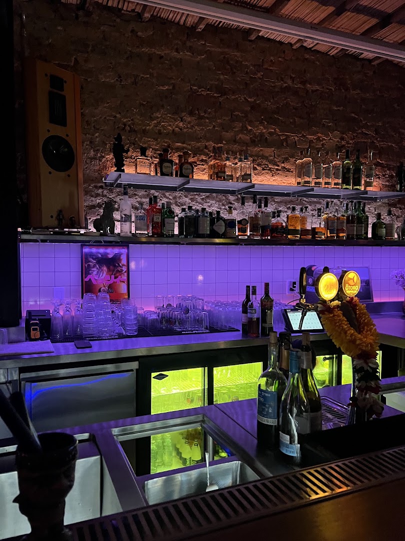 Seim Seim: clear, atmospheric shot of bar
