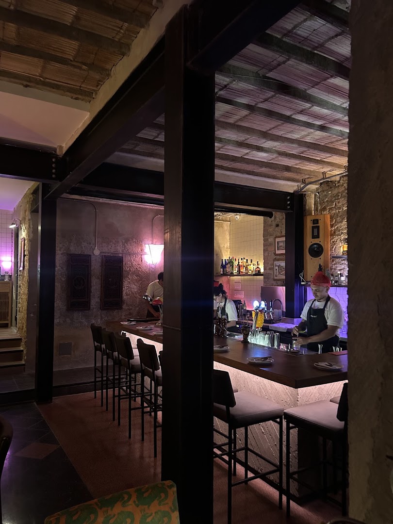 Seim Seim: inviting restaurant interior atmosphere