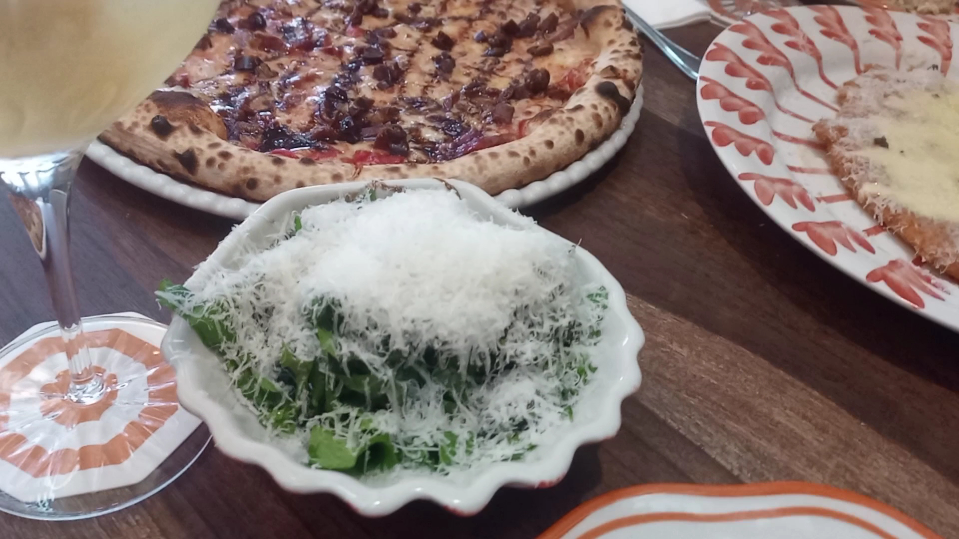 Verano: appetizing food and drink presentation