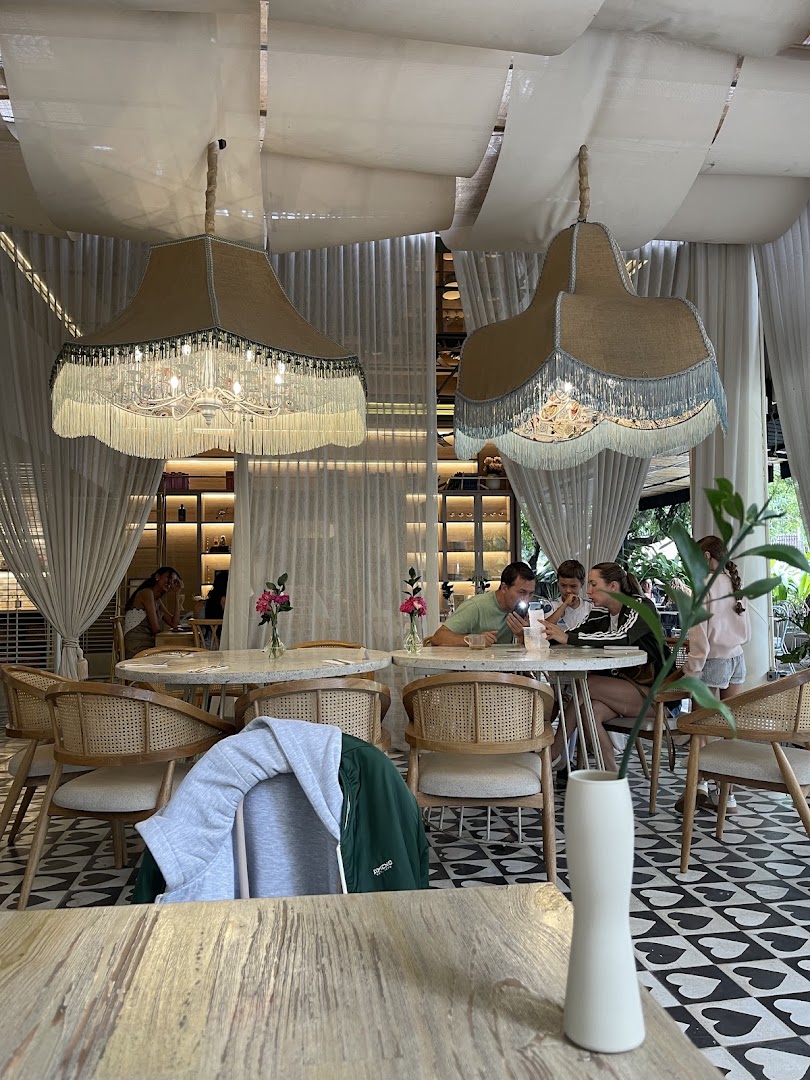 Amadeo Brunch & Tardeo: attractive interior and inviting atmosphere