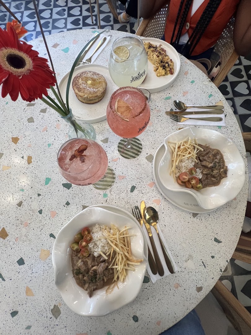 Amadeo Brunch & Tardeo: appetizing food and drink presentation