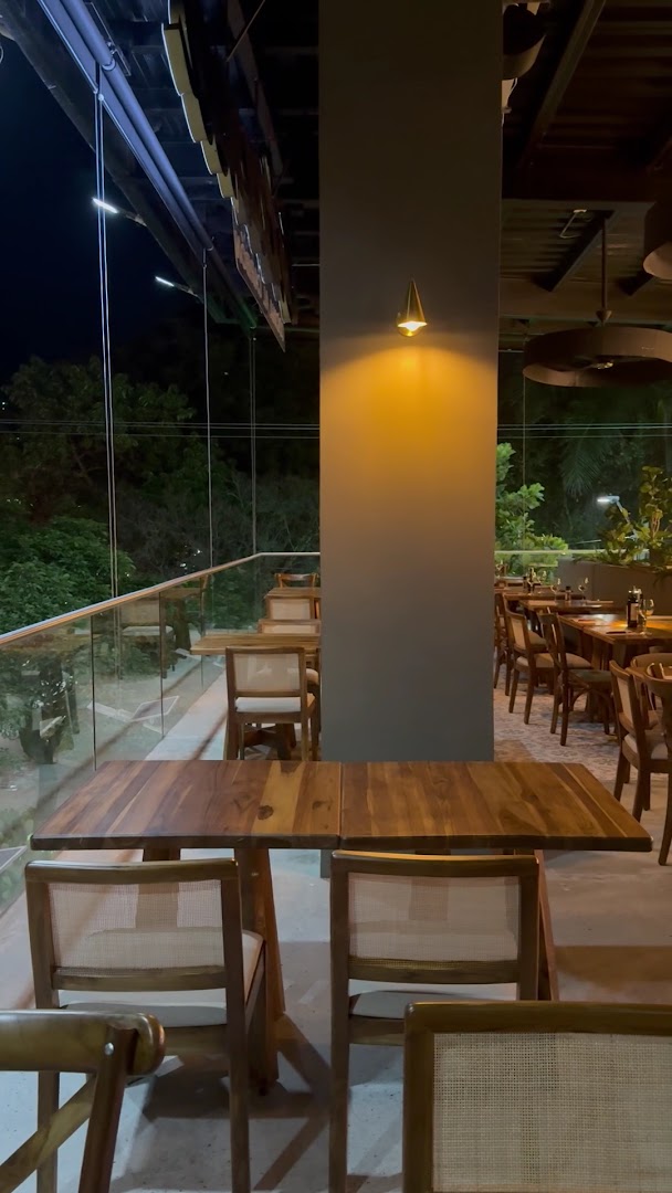 El Correo y Amada: inviting restaurant atmosphere and decor