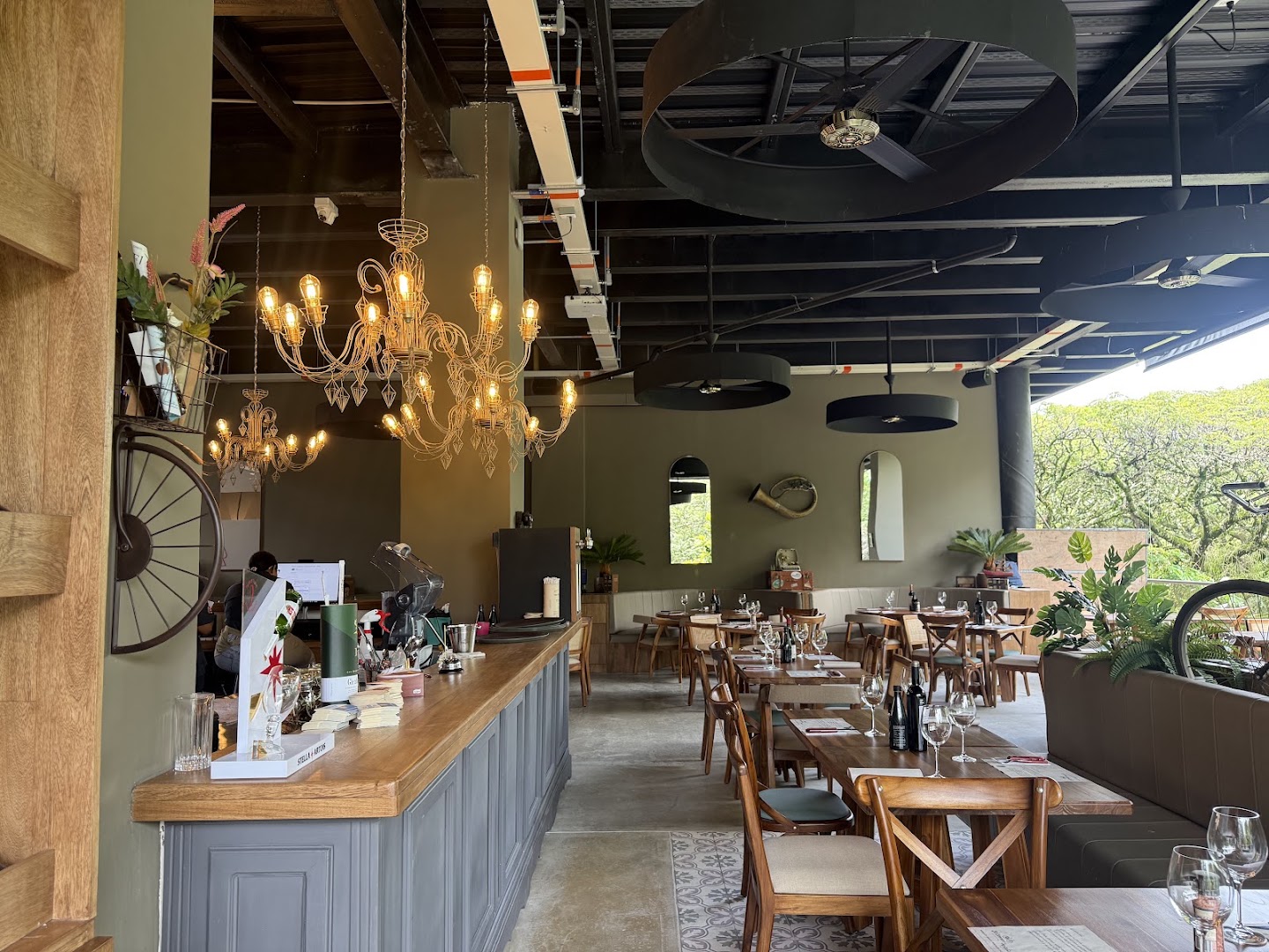 El Correo y Amada: high quality interior atmosphere shot