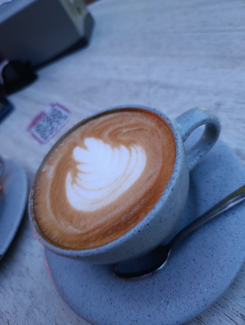 Lupe Café Gastrobar: appetizing coffee with latte art