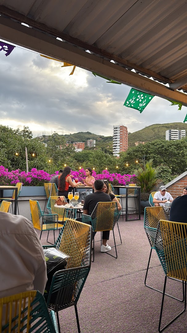 Lupe Café Gastrobar: inviting atmosphere and nice view