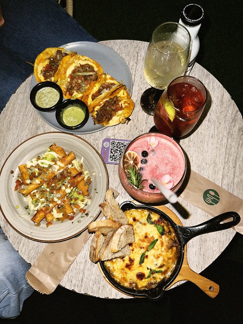 Lupe Café Gastrobar: appetizing food and drink spread