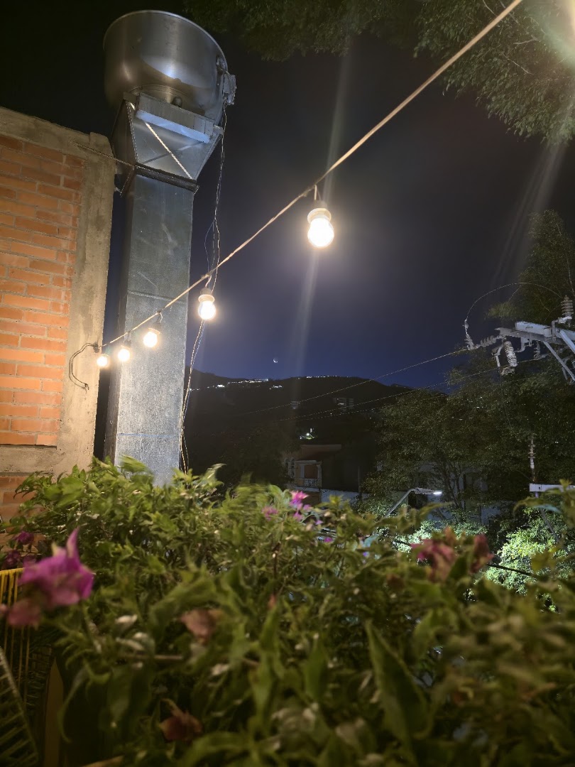Lupe Café Gastrobar: atmospheric evening terrace view