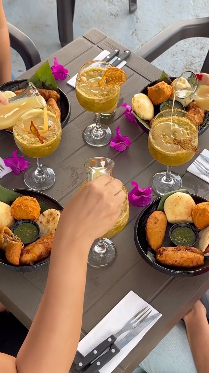 Origen Nativo: appetizing food and drink presentation