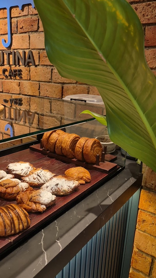 Rutina Café: appetizing display of fresh pastries