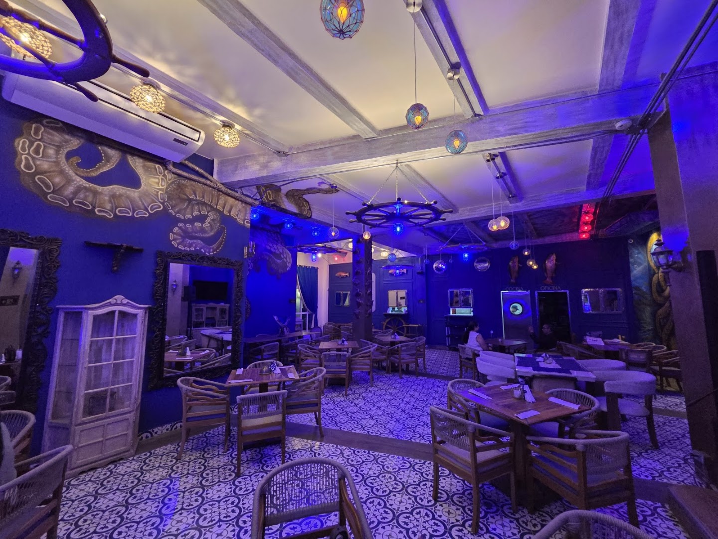 Centenario Restaurant Bar: restaurant interior and atmosphere